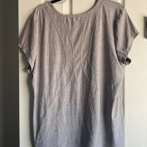 REEBOK athletic tee, wicking material light gray with detail on back size 1X - Picture 3 of 3